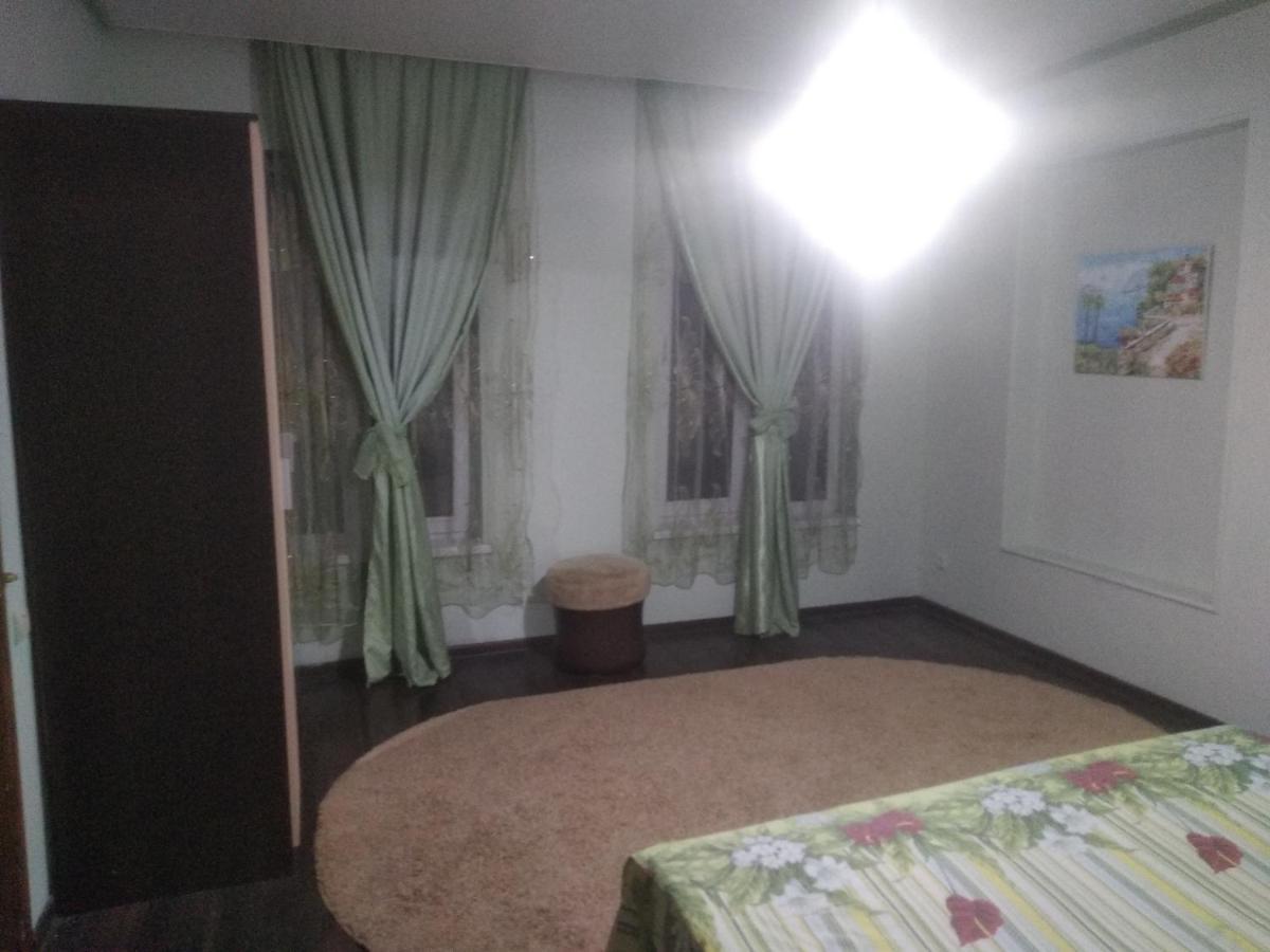 Apartment On Dzhonua Street スフミ エクステリア 写真